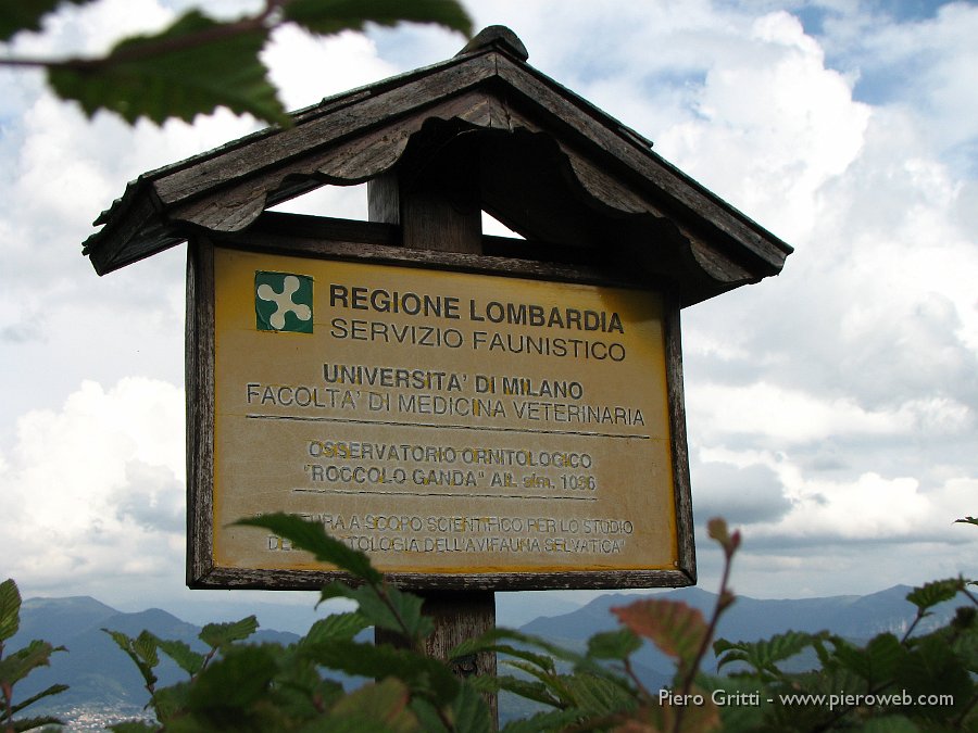 RoccoloAvesaGanda 012.jpg - L'insegna posta sull'ingresso centrale